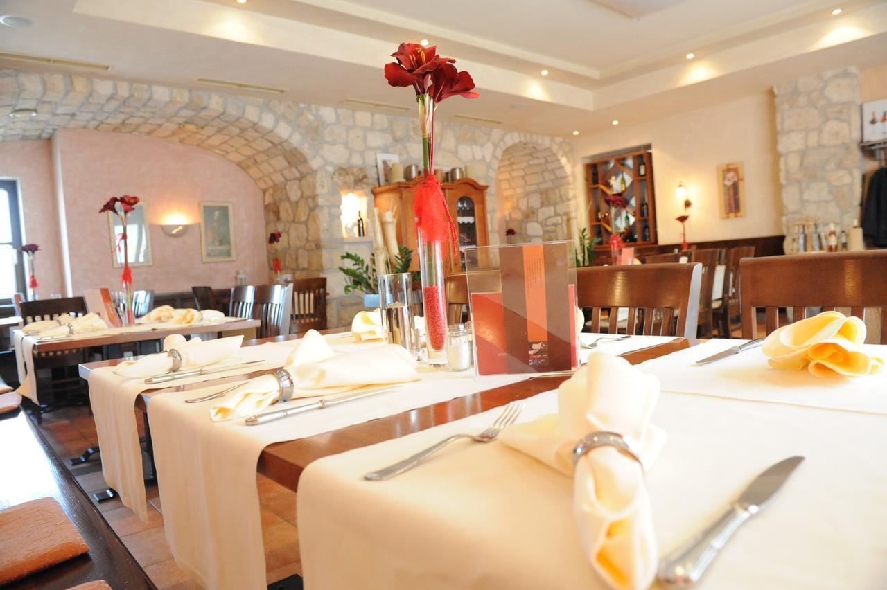 Hotel & Restaurant Braunstein - Pauli'S Stuben Пурбах-ам-Нойзидлер-Зе Экстерьер фото